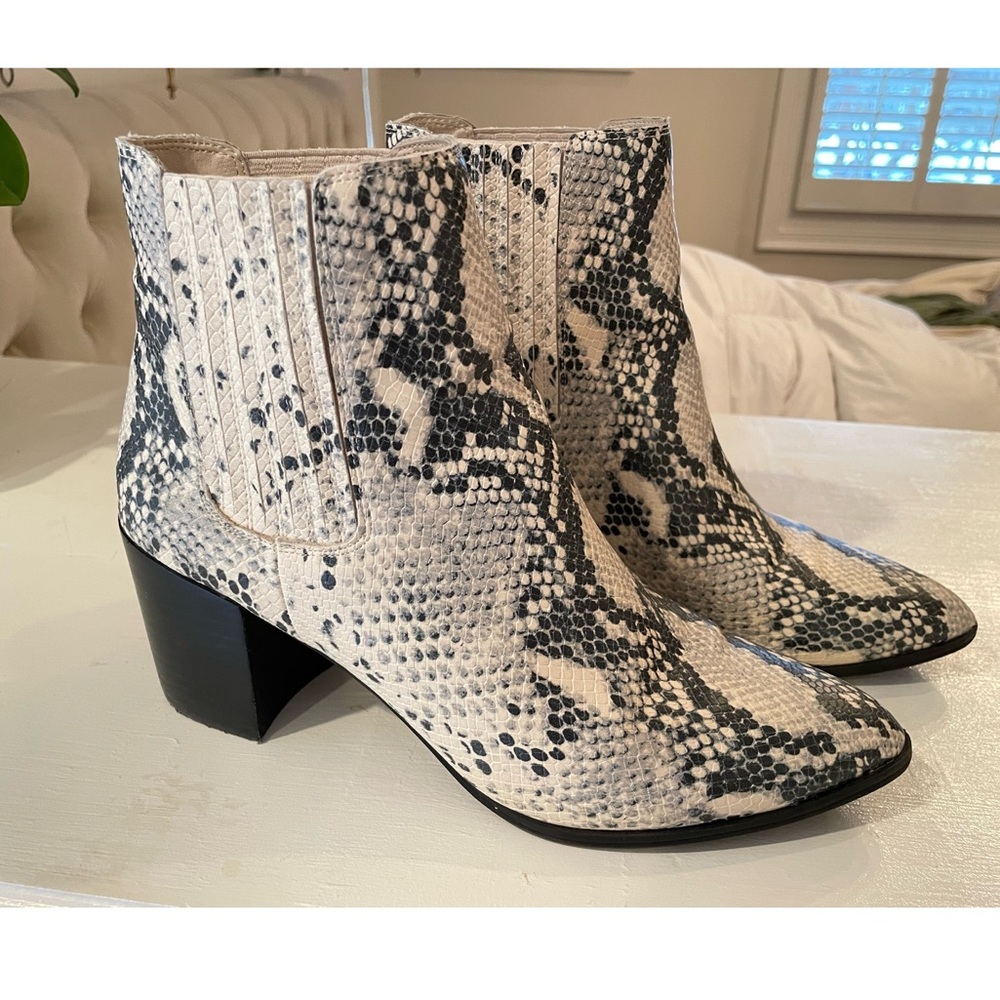 Steve Madden Jain Like New Faux Snakeskin Python Black Heeled Booties $109 Sz 9